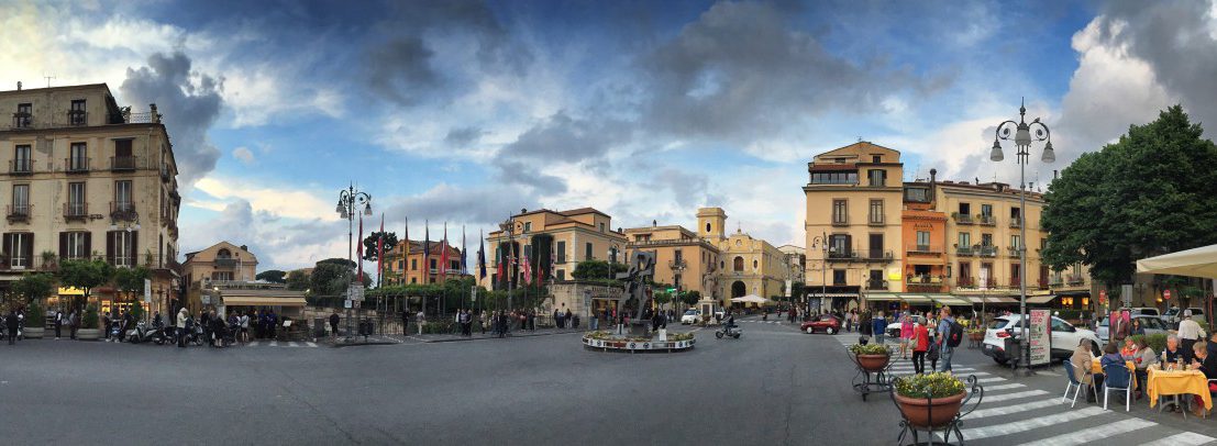 Evening atmosphere in Sorrento on the one hand very crowded on the other hand a bit like in a film