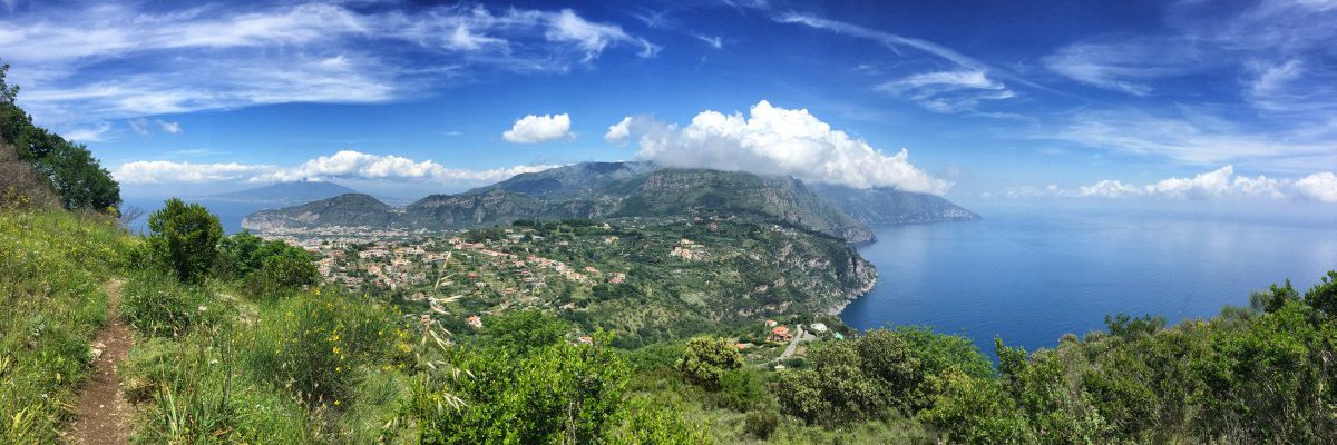 Caminhada na Costa Amalfitana estágio 5 vista combinada da Costa Amalfitana Golfo de Nápoles e Monte Vesúvio