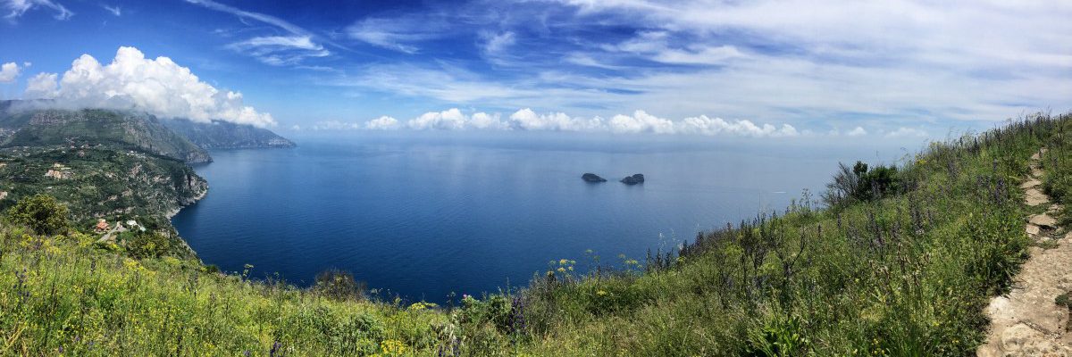 Trilha de caminhada na Costa Amalfitana Estágio 5, trilha de montanha solitária perto de Torca com vista para as Ilhas Li Galli