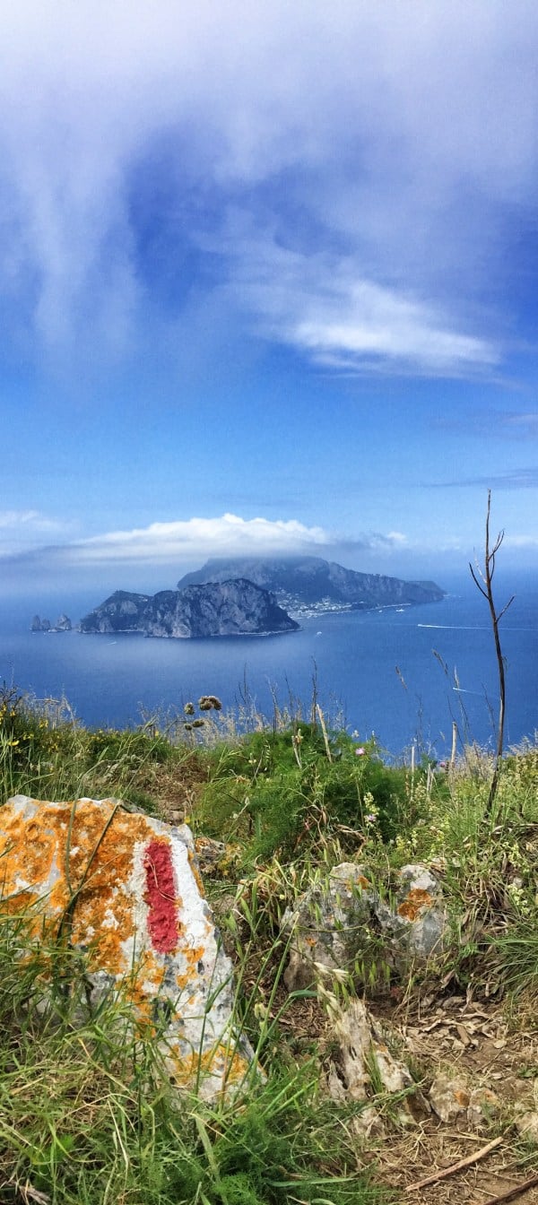Sendero de la costa de Amalfi etapa 6 Vista de Capri desde el CAI 300