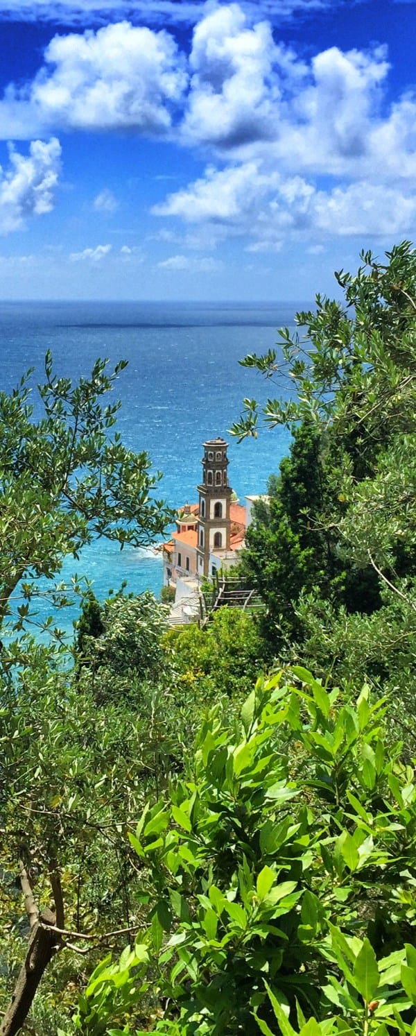 Trilha para caminhada na Costa Amalfitana, estágio 3 do dia Vista da torre da igreja de Atrani