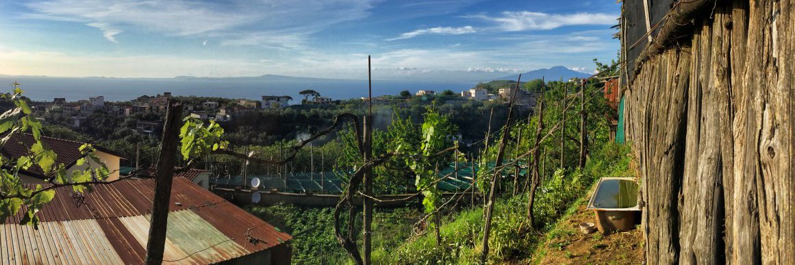 Costa Amalfitana e Golfo de Nápoles O paraíso das caminhadas para caminhantes de longa distância Vista abaixo de Schiazzano