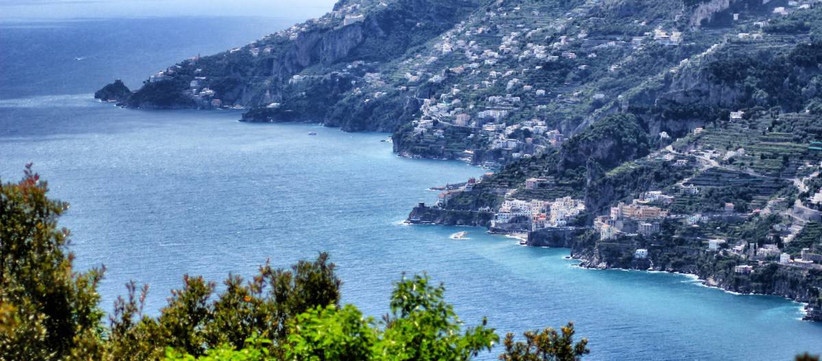 Caminata por la costa de Amalfi etapa 1 desde Raito hasta Maiori View mientras desciende del Santuario della Madonna Avvocata