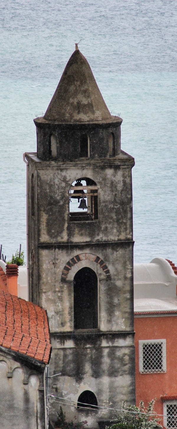 Caminhadas na Costa Amalfitana A torre da igreja da Chiesa S. Michele abaixo de Ravello