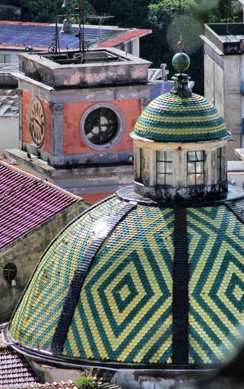 Caminhadas na Costa Amalfitana A igreja de Maiori com campanário e cúpula