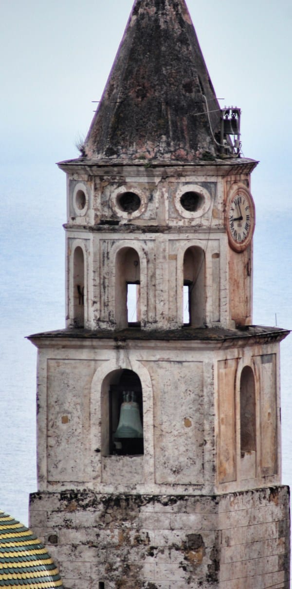 Caminata por la costa de Amalfi La torre de la iglesia de Pogerola