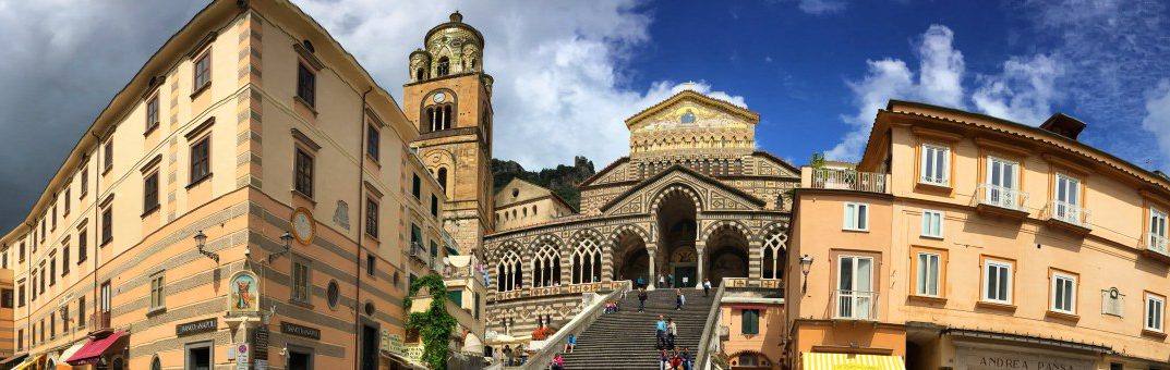 Sentier de randonnée d'Amalfi, étape 2 La célèbre façade de la cathédrale d'Amalfi