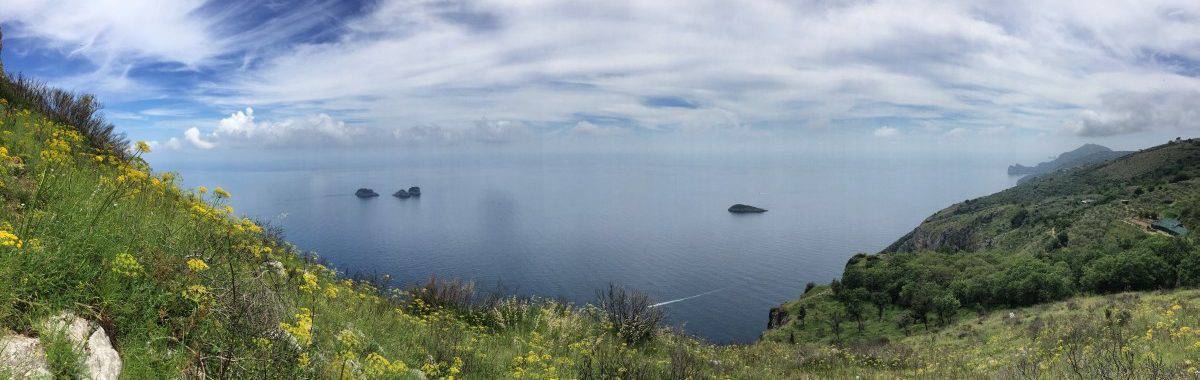 Blick von Etappe 5 Die Li Galli Inseln und Capri im Panorama