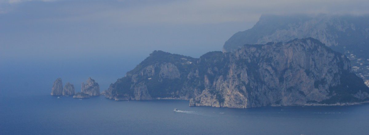 Capri de longe o CAI 300 oferece vistas fantásticas de Capri flutuando no mar