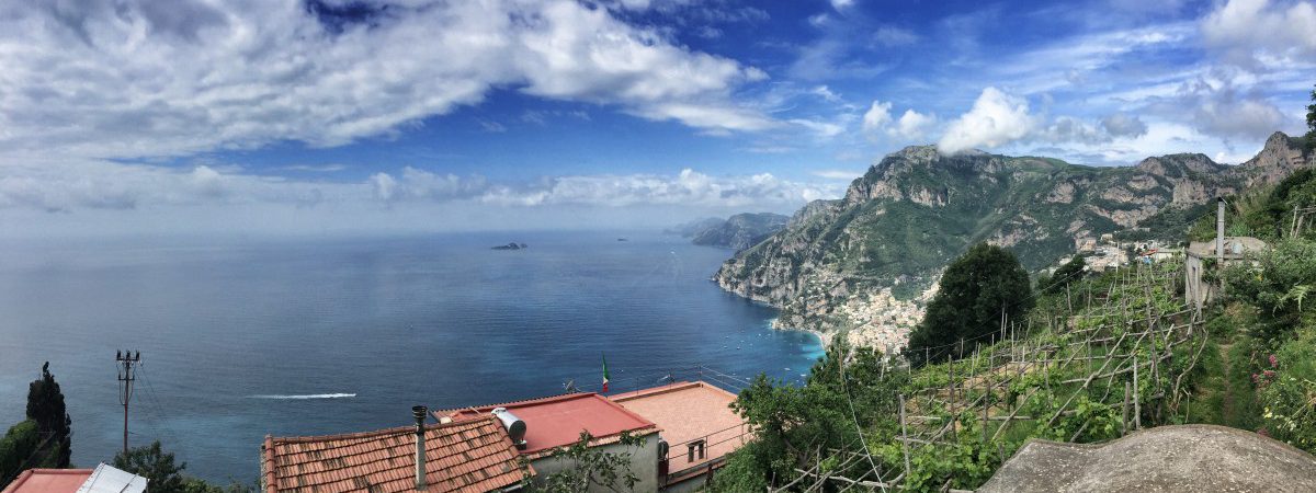 La petite place devant l'église de Nocelle est un bon endroit pour faire une pause et prendre des photos panoramiques