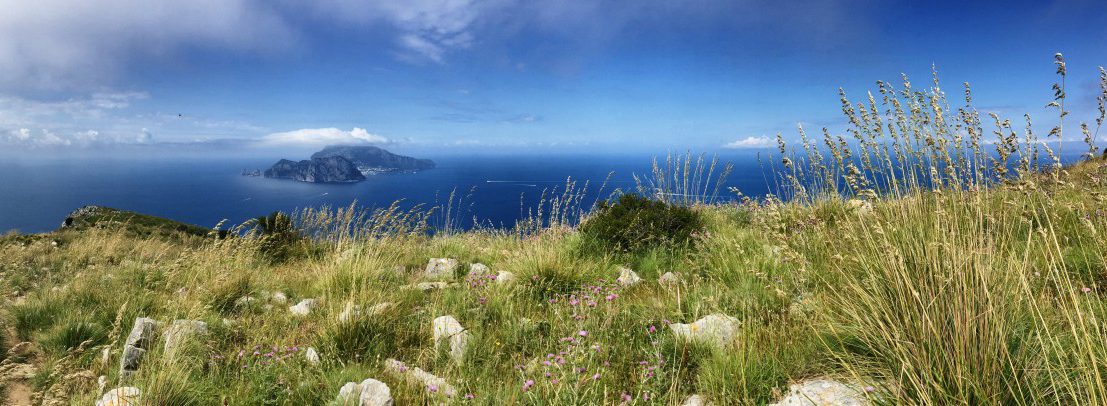 Un des points forts à la fin de la randonnée sur le CAI300 Capri dans le bleu profond de Merr