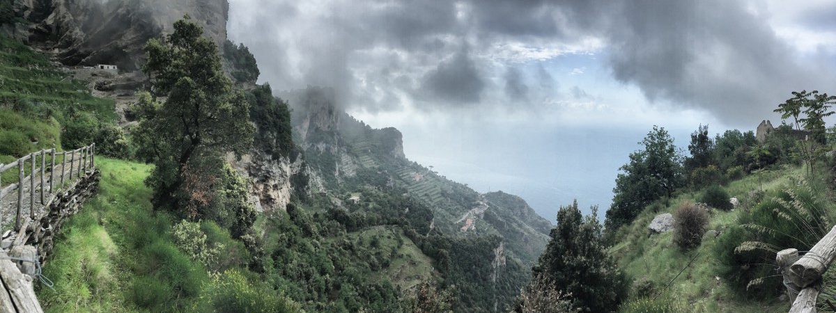 Peu de temps après le départ du Sentiero degli Dei, malheureusement encore légèrement nuageux ici, mais le magnifique panorama se devine déjà à
