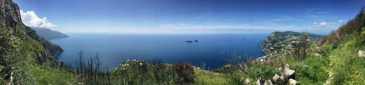 Vista panorâmica sobre a bela caminhada curta da Costa Amalfitana no Monte Vico Alvano
