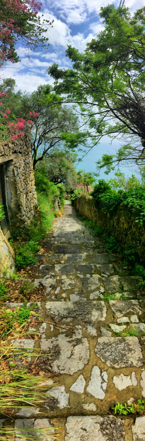 Wandern an der Amalfiküste Etappe 3 typischer Treppenweg mit tausenden von Stufen