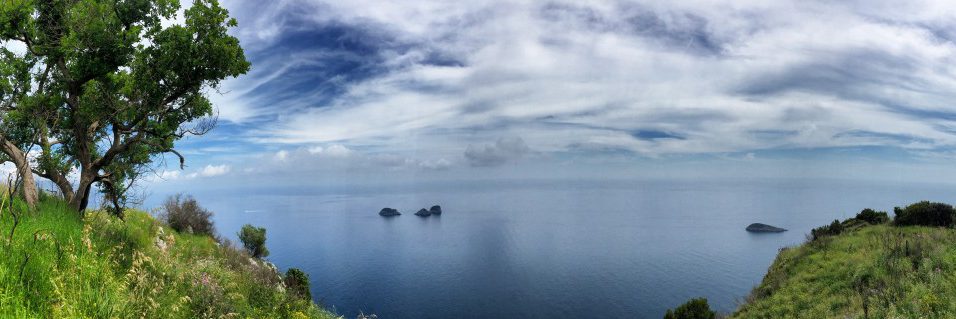 Randonnée sur la côte amalfitaine Étape 5 Le sentier de randonnée CAI 300 à son point le plus solitaire avec vue sur les îles Li Galli