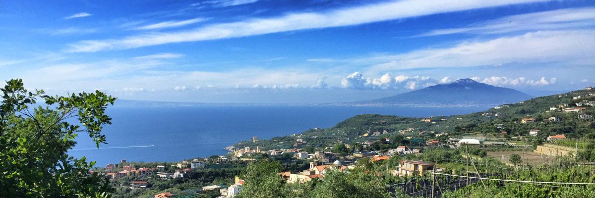 Senderismo en la costa de Amalfi Etapa 5 Poco antes de la meta sobre Schiazzano Vista del Golfo de Nápoles y el Monte Vesubio