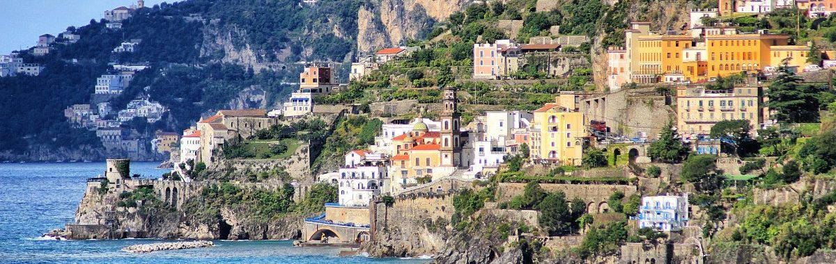 Sentier de randonnée de la côte amalfitaine, étape 2 Vue sur la destination intermédiaire d'aujourd'hui, Atrani