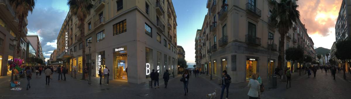 Calle peatonal de Salerno al anochecer